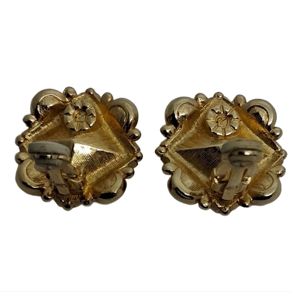 Vintage Swarovski Gold Tone Green Emerald Cut Clip On Earrings - Picture 5 of 5